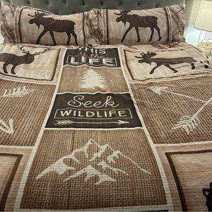 King size Laurel Homes duvet cover with 2 king shams. Used for staging only.